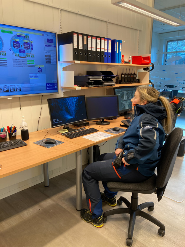 Camilla Bø on the computer