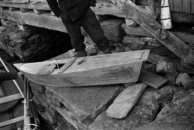 Et bilde av en gammel fiskekiste.