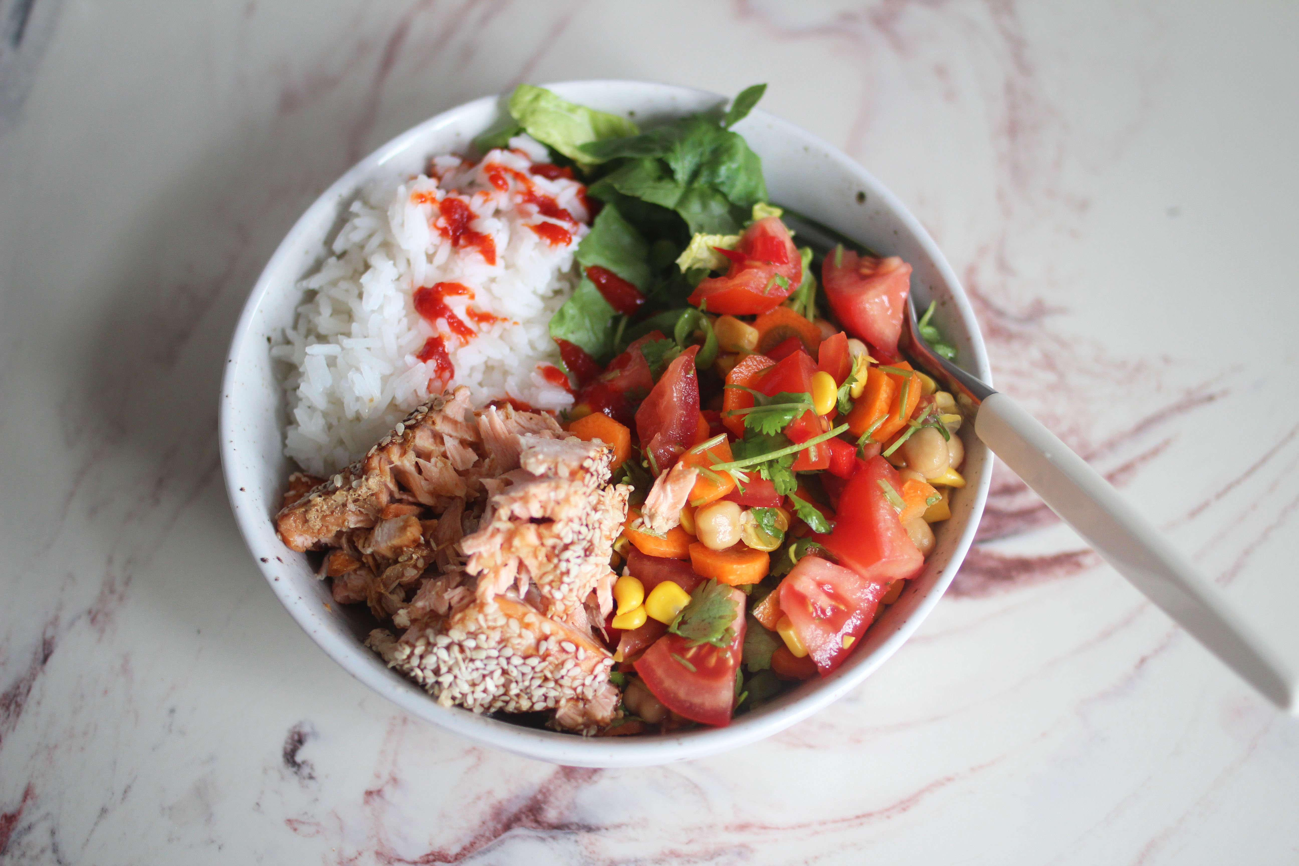 Bowl med ovnsbakt laks og grønnsaker