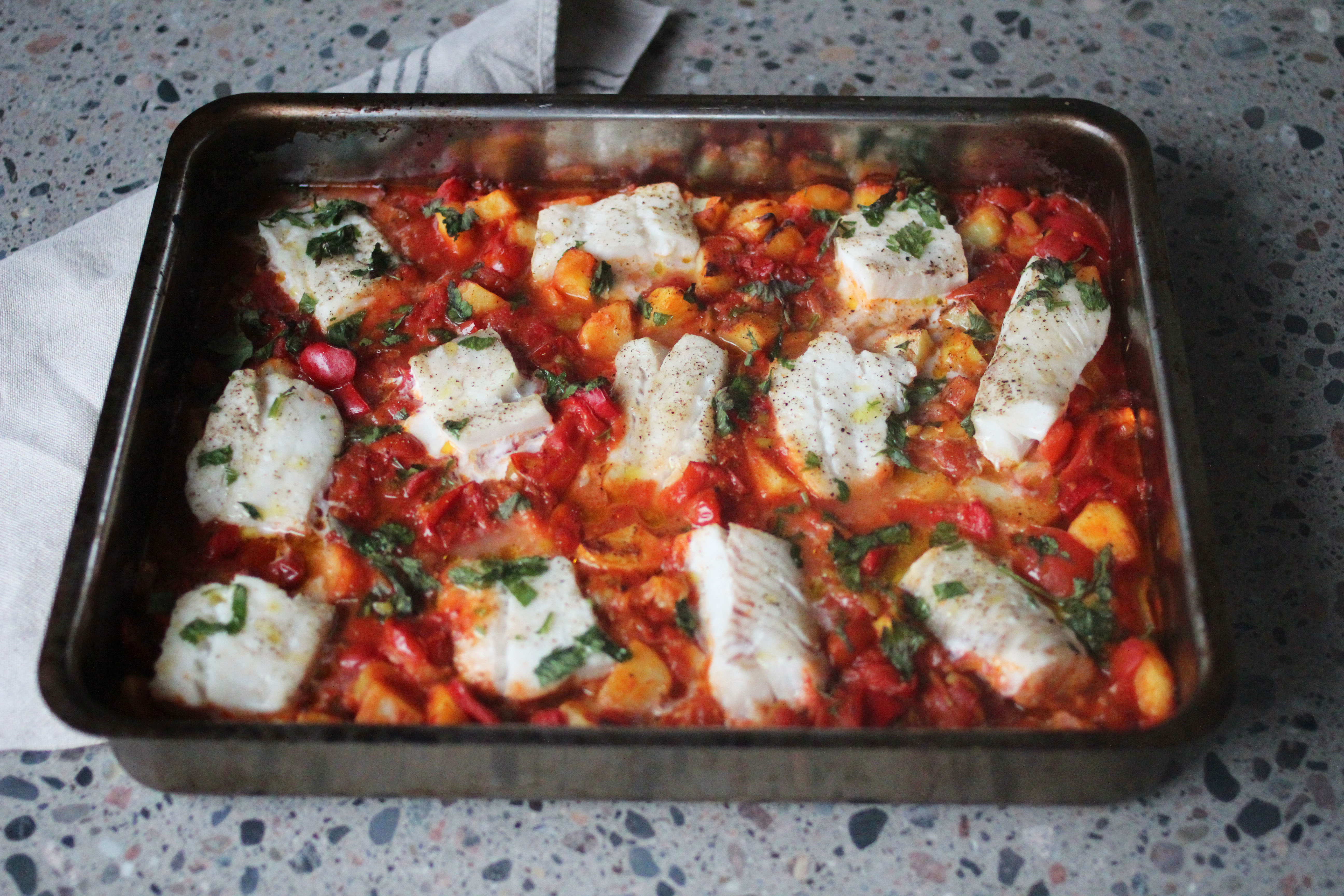 Ovnsbakt torsk med rød pesto og tomat