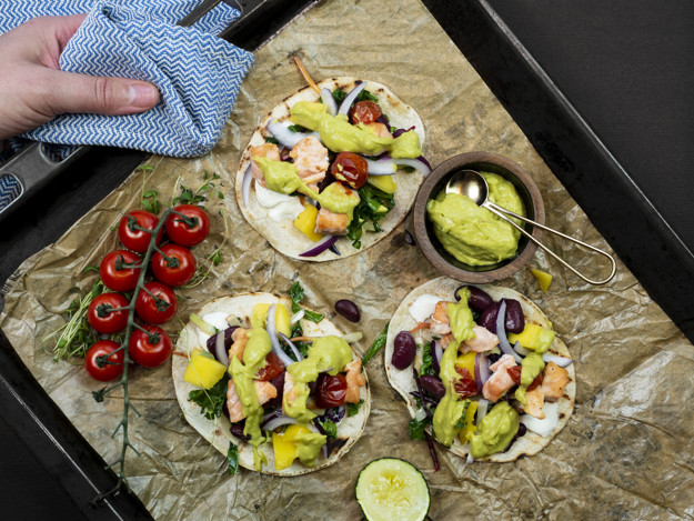 Taco med laks i terninger og hjemmelaget guacamole 