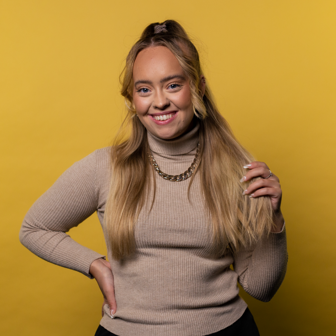 Sara (23) gikk på kort tid fra å være en vanlig ung kvinne til et kjent navn innenfor norsk true-crime via sin YouTube kanal.