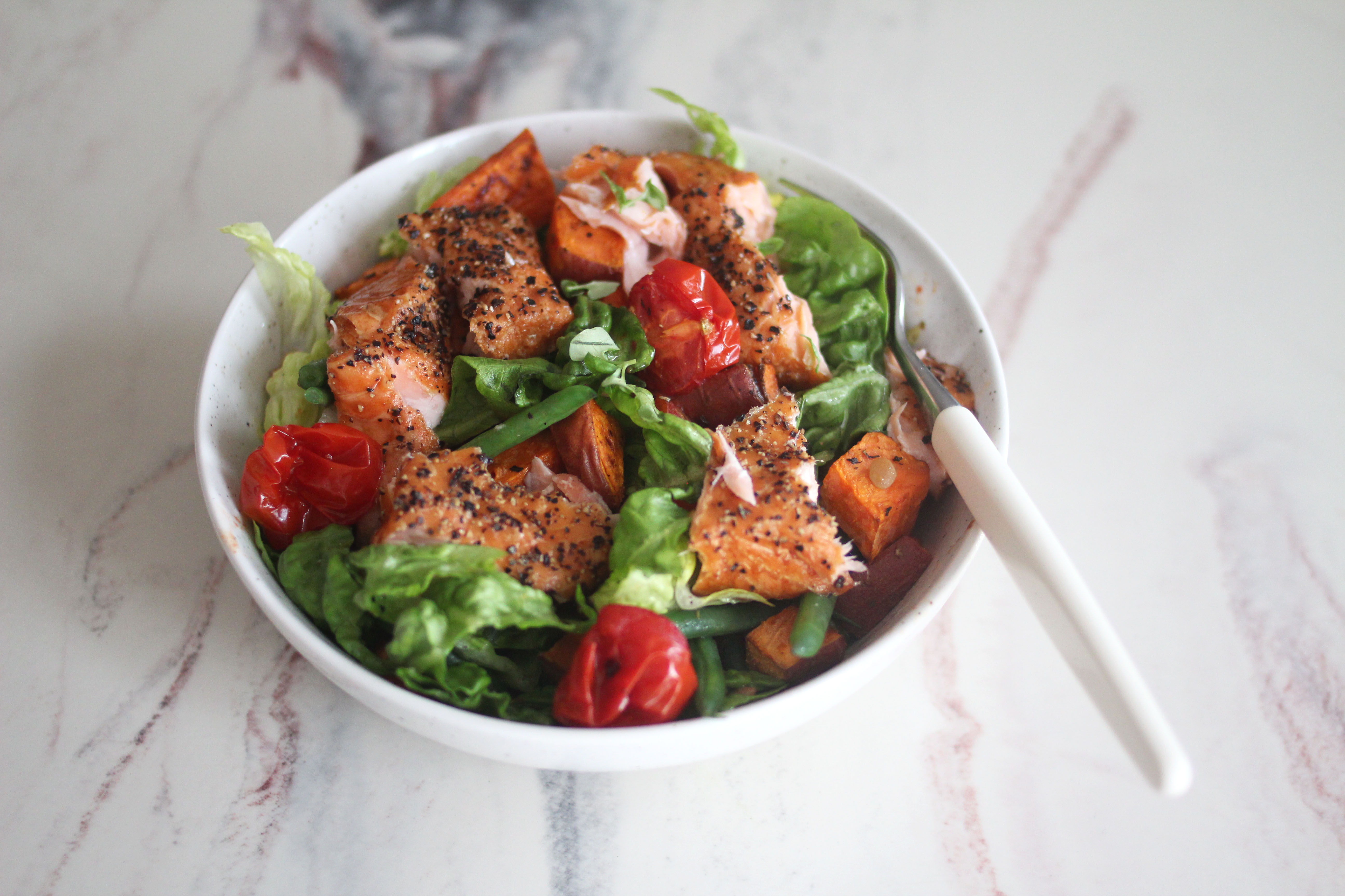 Ovnsbakt laks med linsesalat og lune tomater