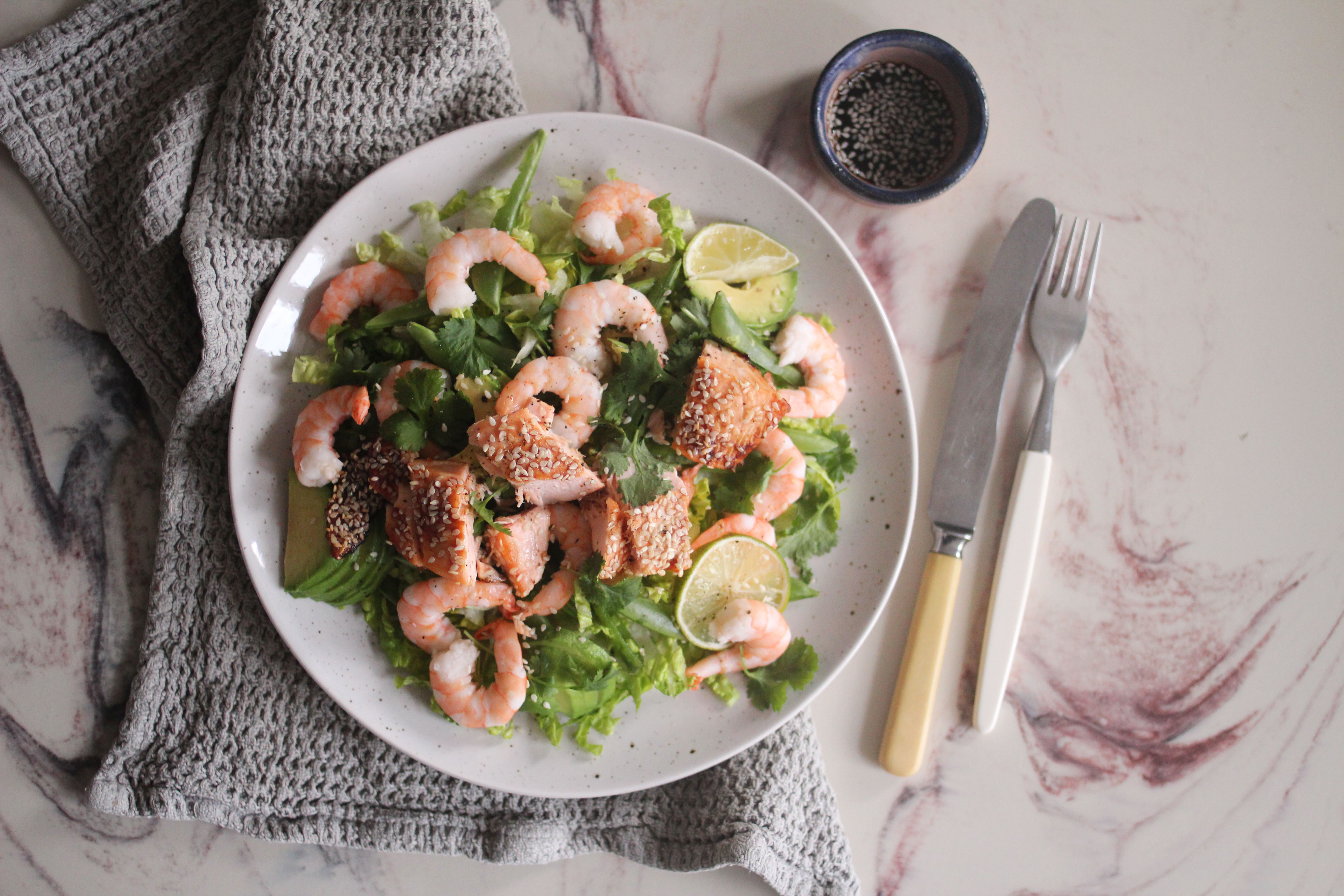 Salat med soyamarinert laks og reker