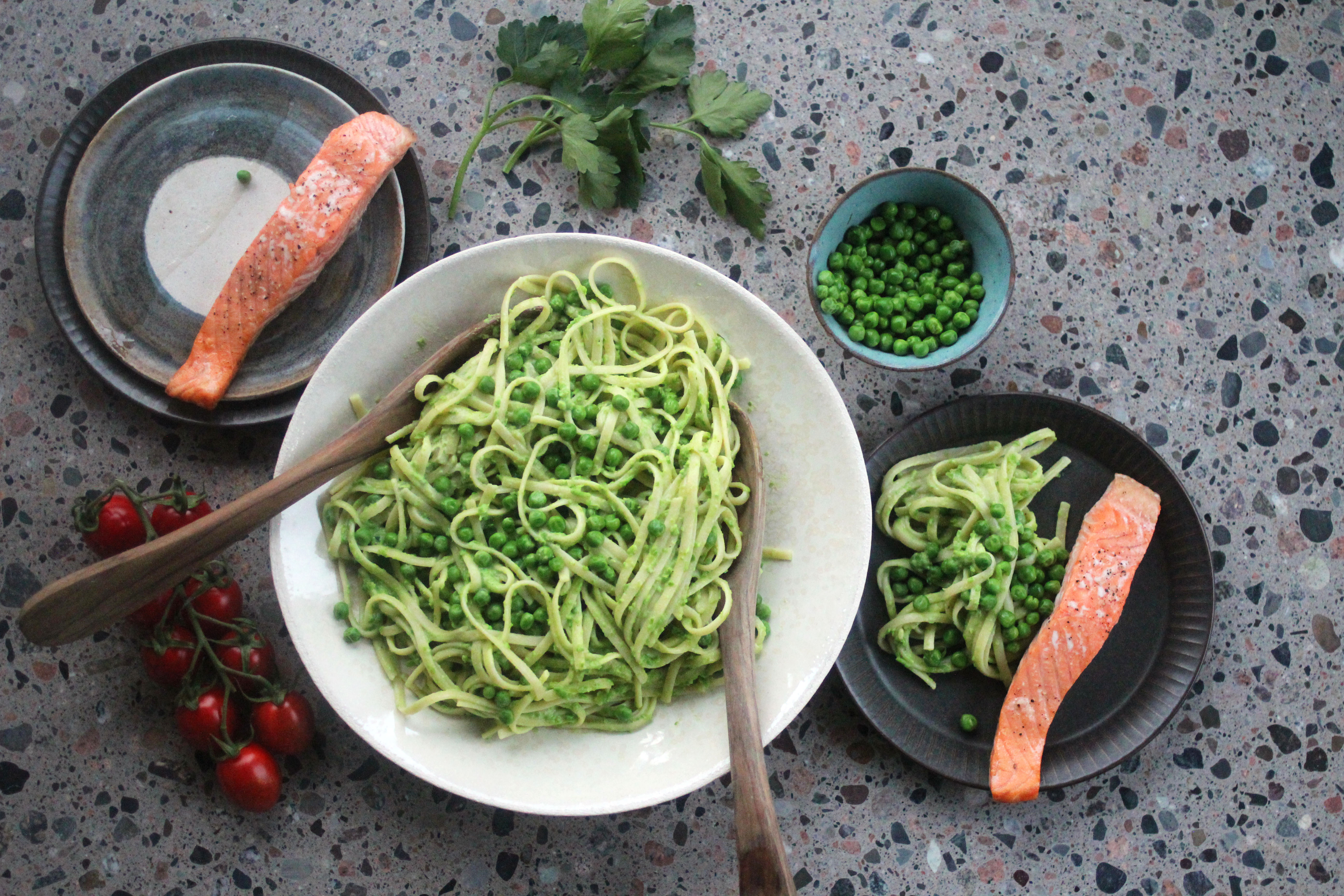 Spagetti med laks, erter og crème fraîche