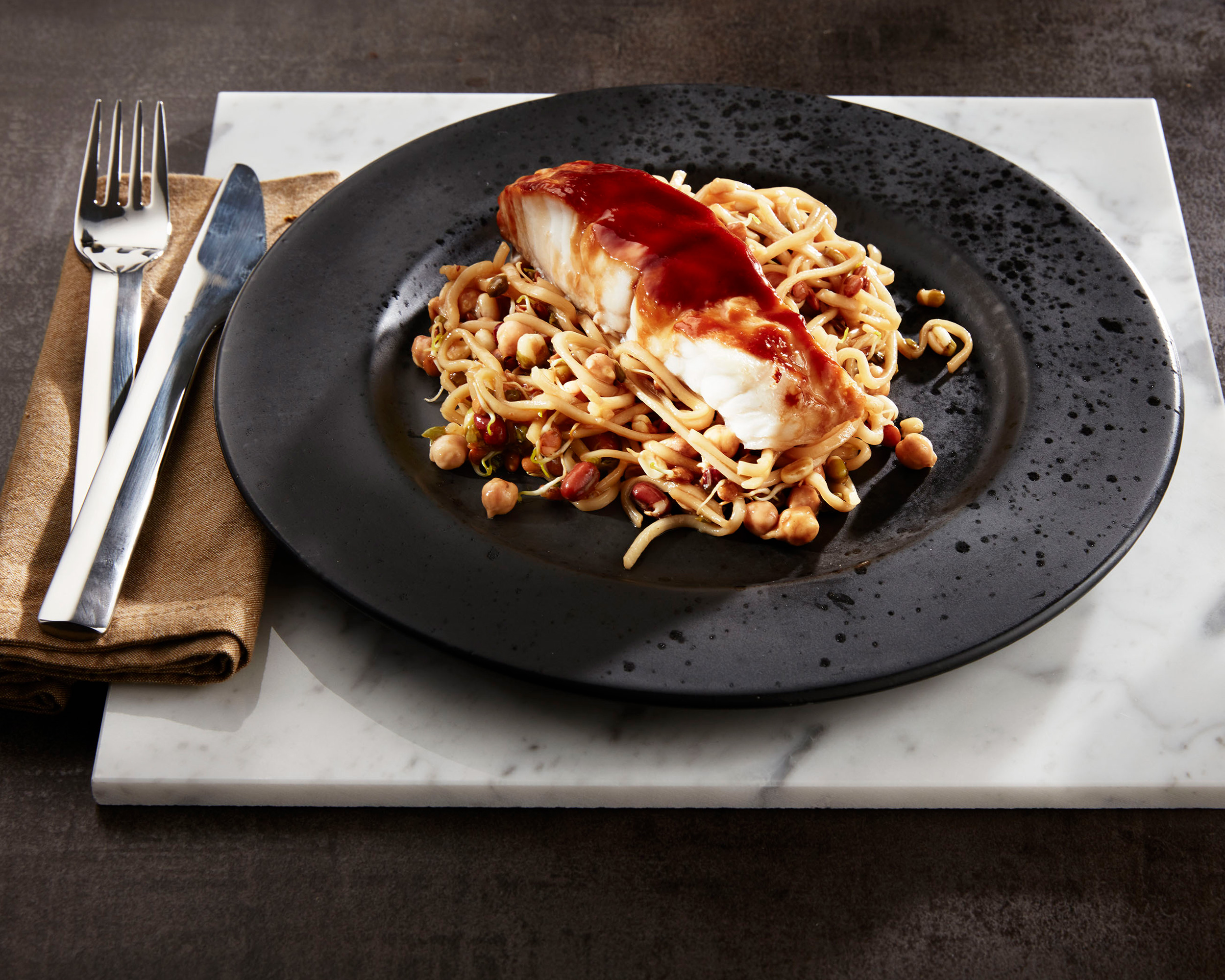 Steinbit med nudler og hoisinsaus