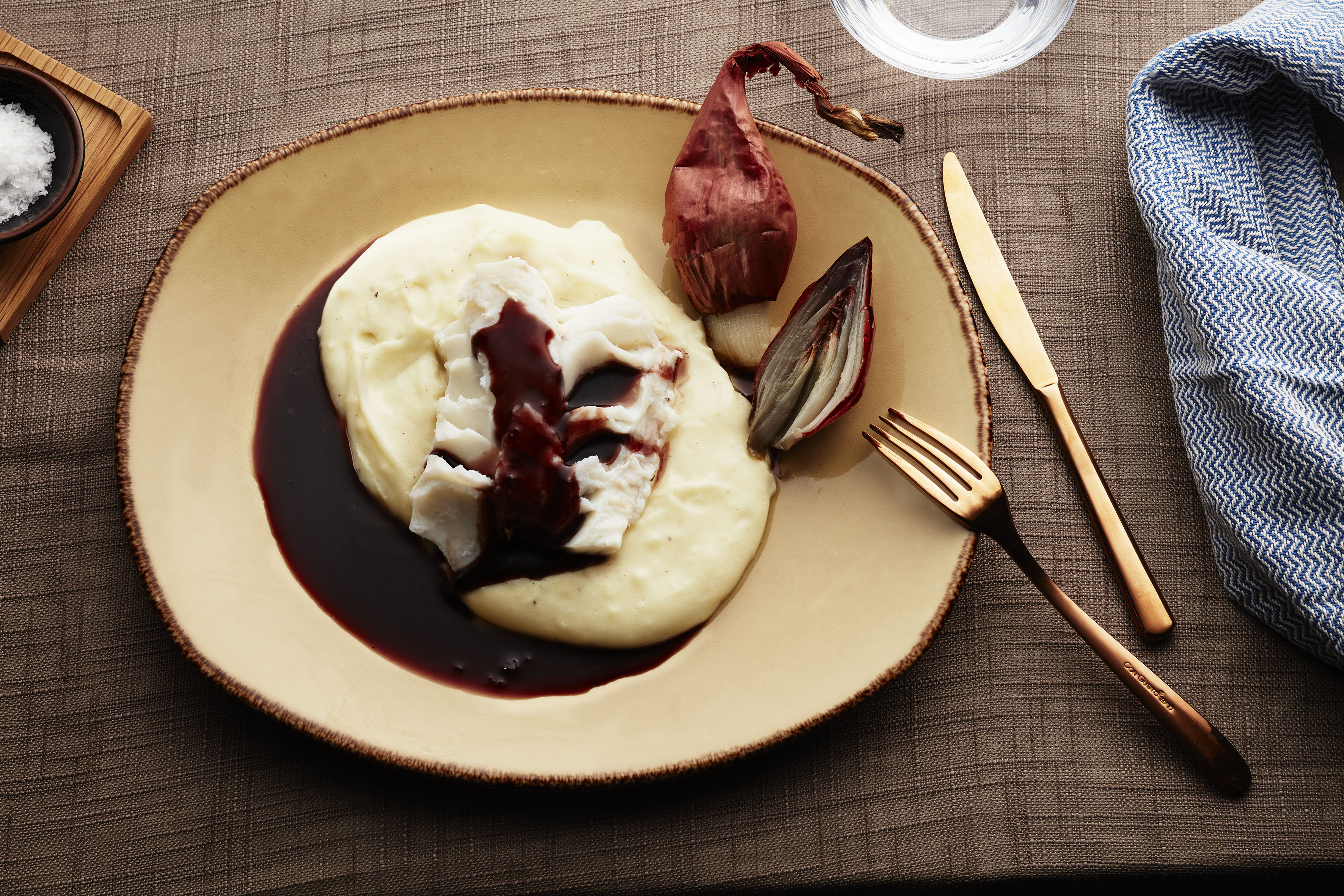 Juletorsk med potet- og hvitløkspuré, rødvinssaus og saltbakt sjalottløk